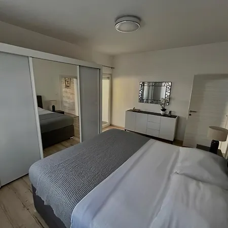 Leona & Doris Apartman *