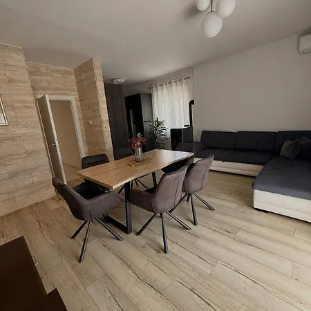 Leona & Doris Apartament *